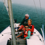 familia haciendo turismo en velero