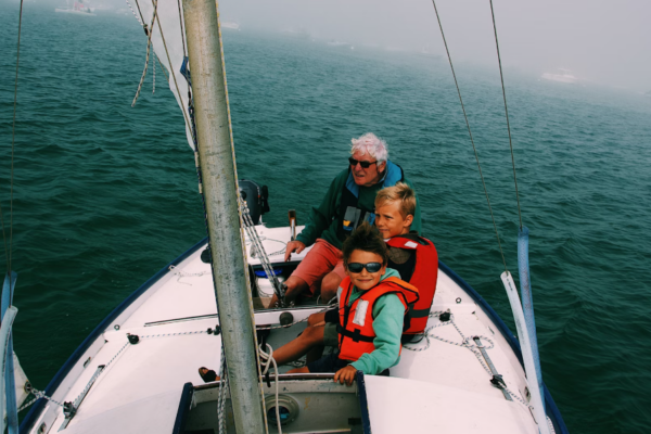 familia haciendo turismo en velero