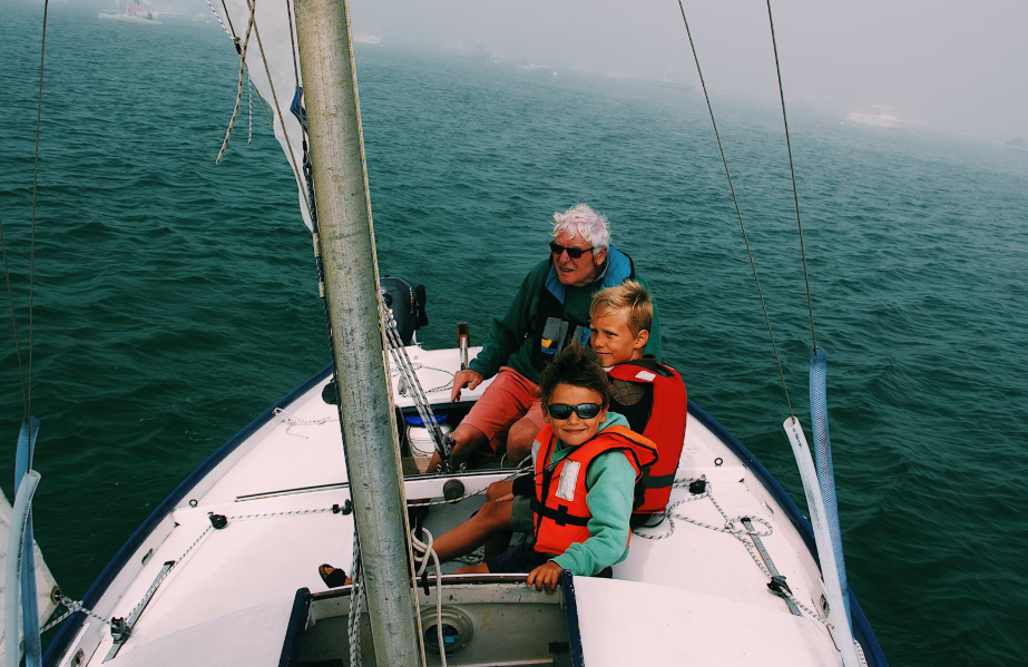 familia haciendo turismo en velero