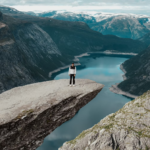 panoramica hombre en montaña y lago