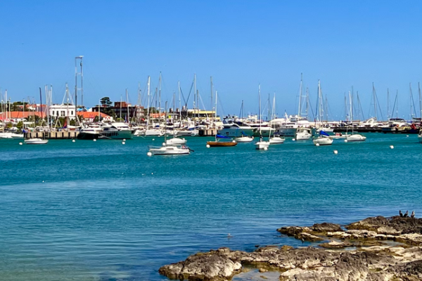 varios veleros en el puerto